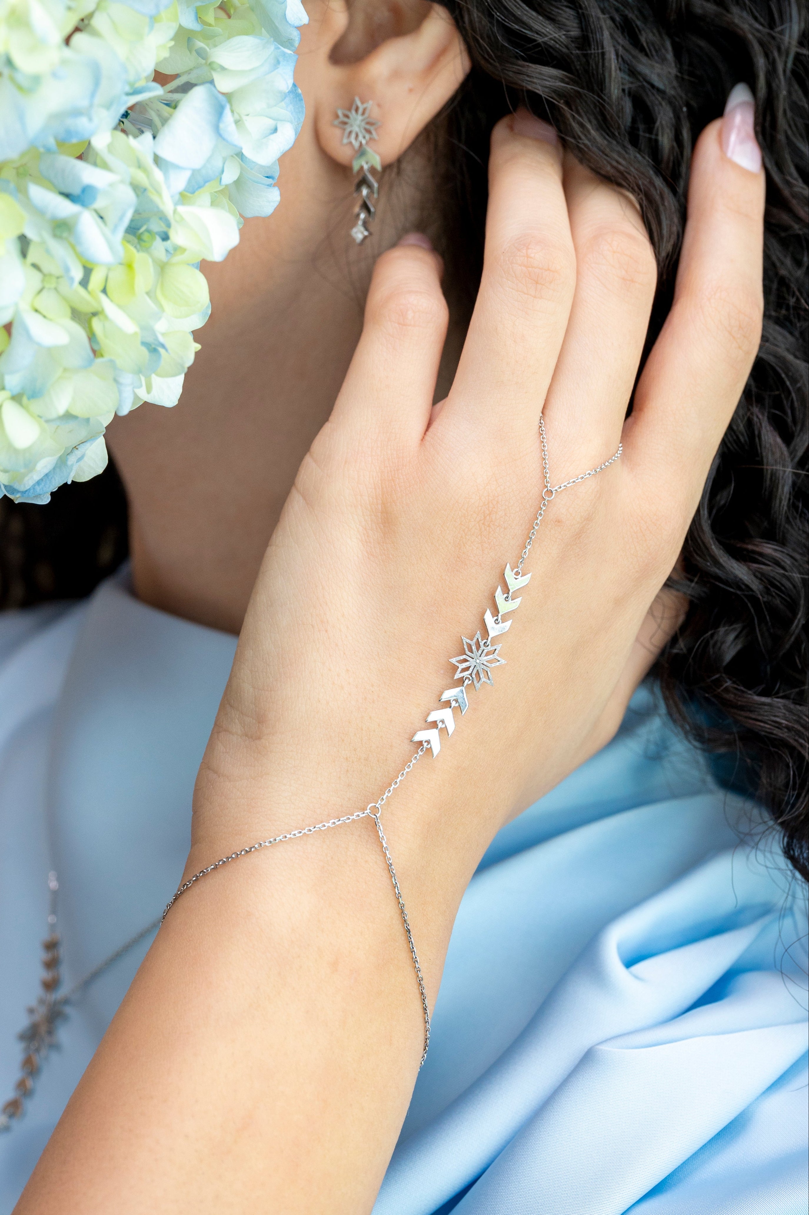 Thalj Hand Chain in white gold