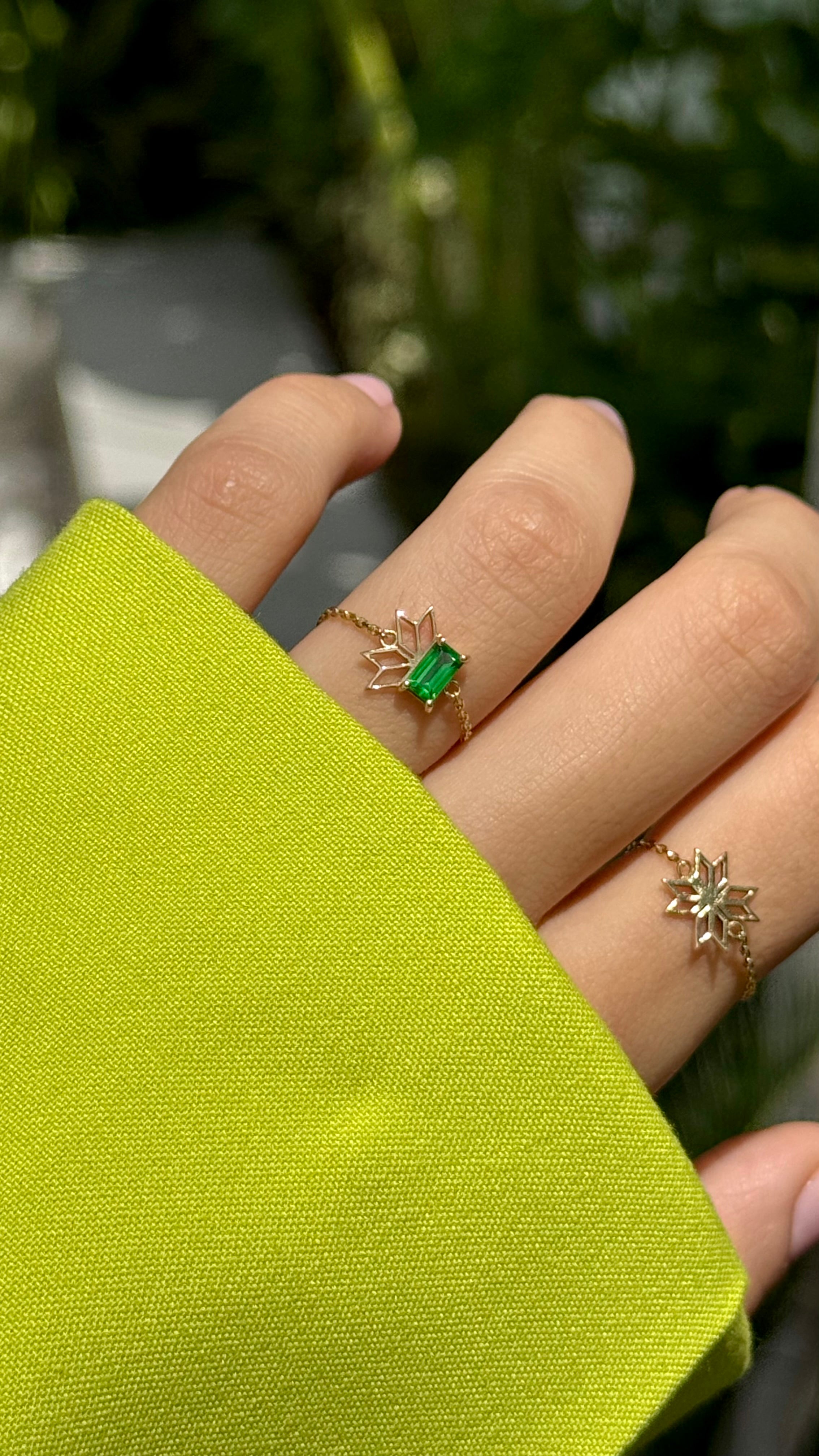 Saru Emerald Chain Ring