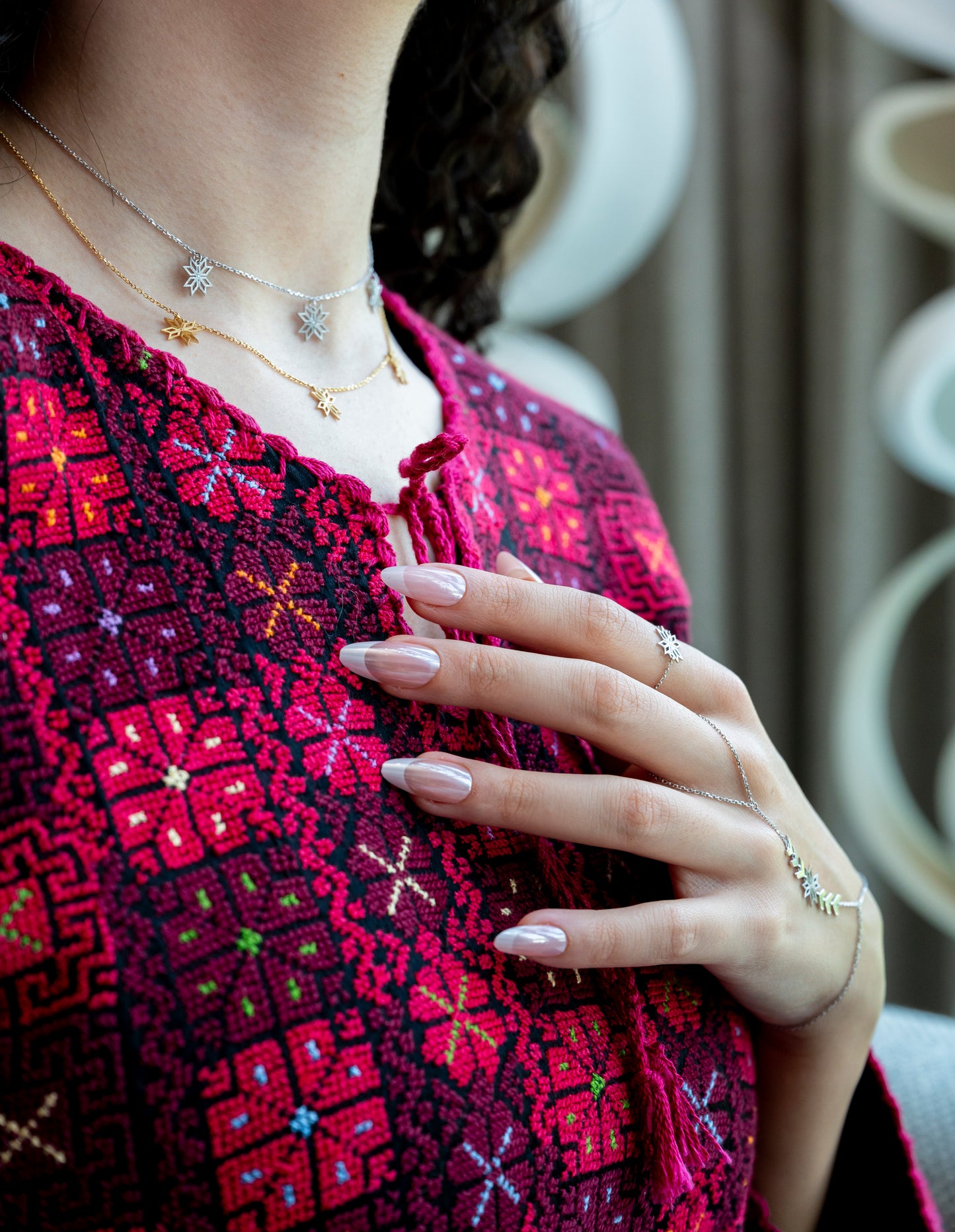 Thalj choker in white gold